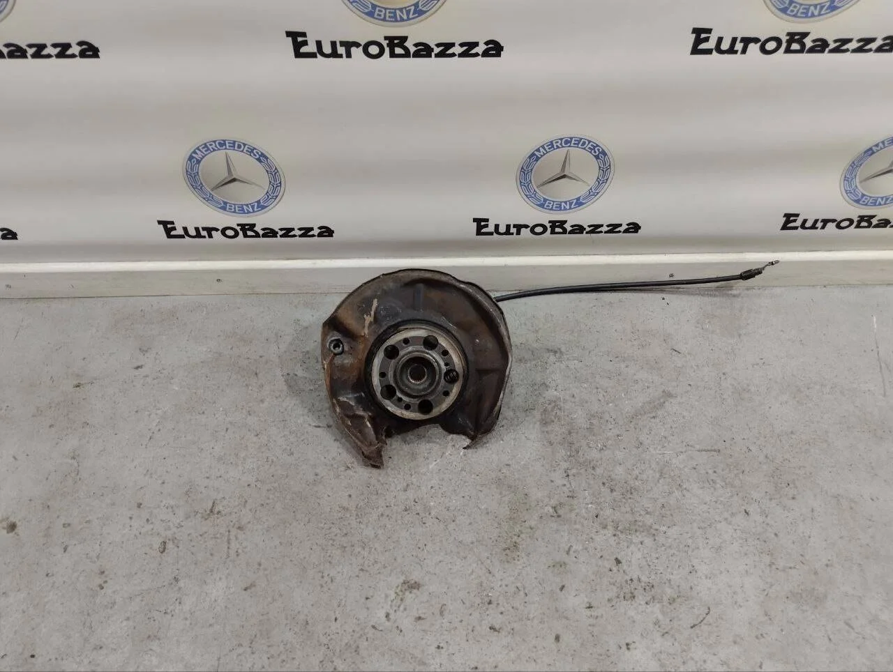 Кулак задний левый Mercedes W209