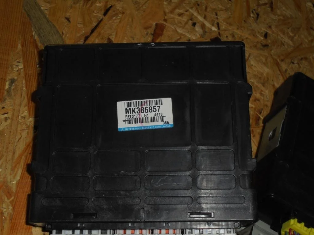 Блок управления двигателем MITSUBISHI PAJERO III