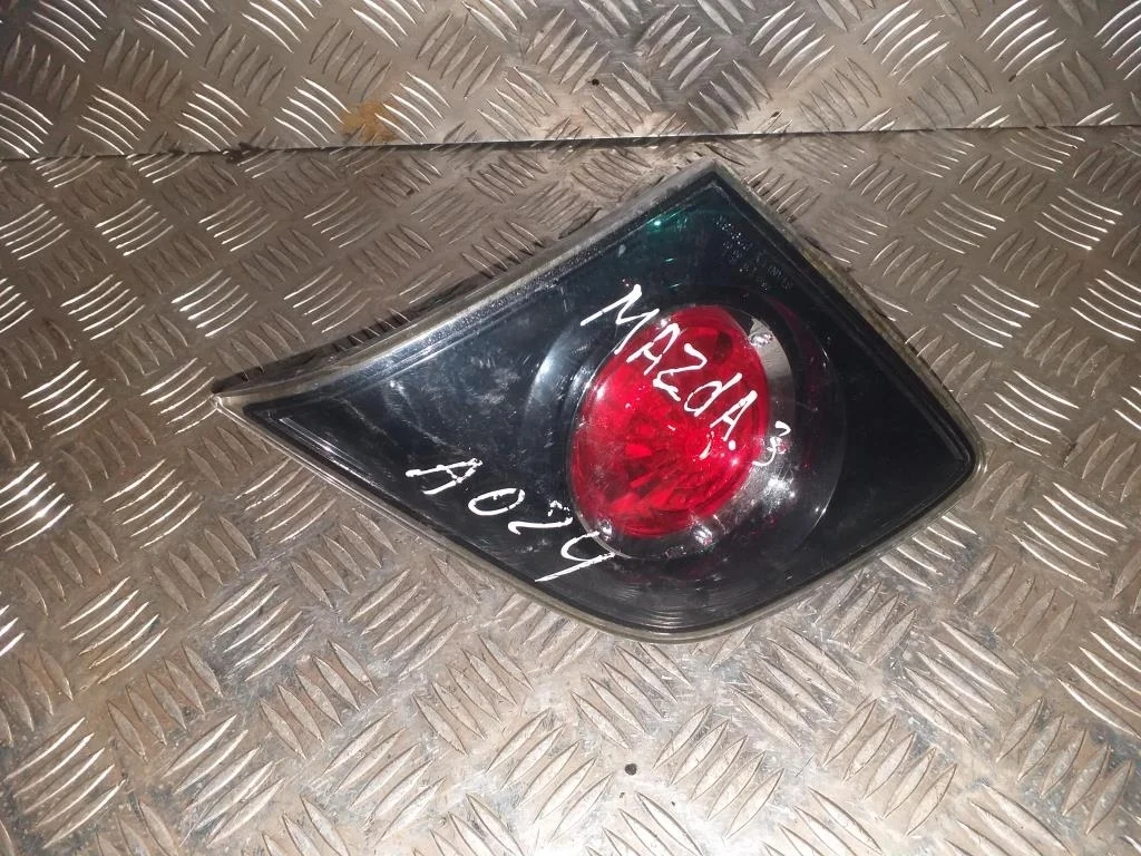 Фонарь внутренний правый MAZDA 3 BK рестайлинг (2
