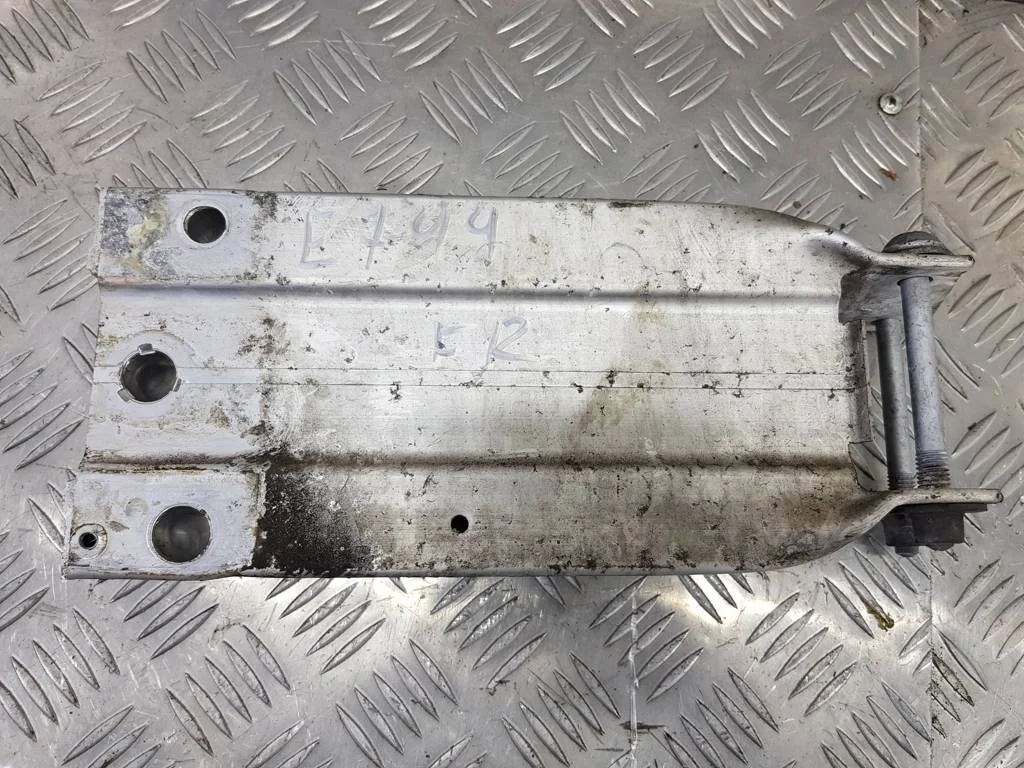 Кронштейн усилителя переднего бампера правый MERC