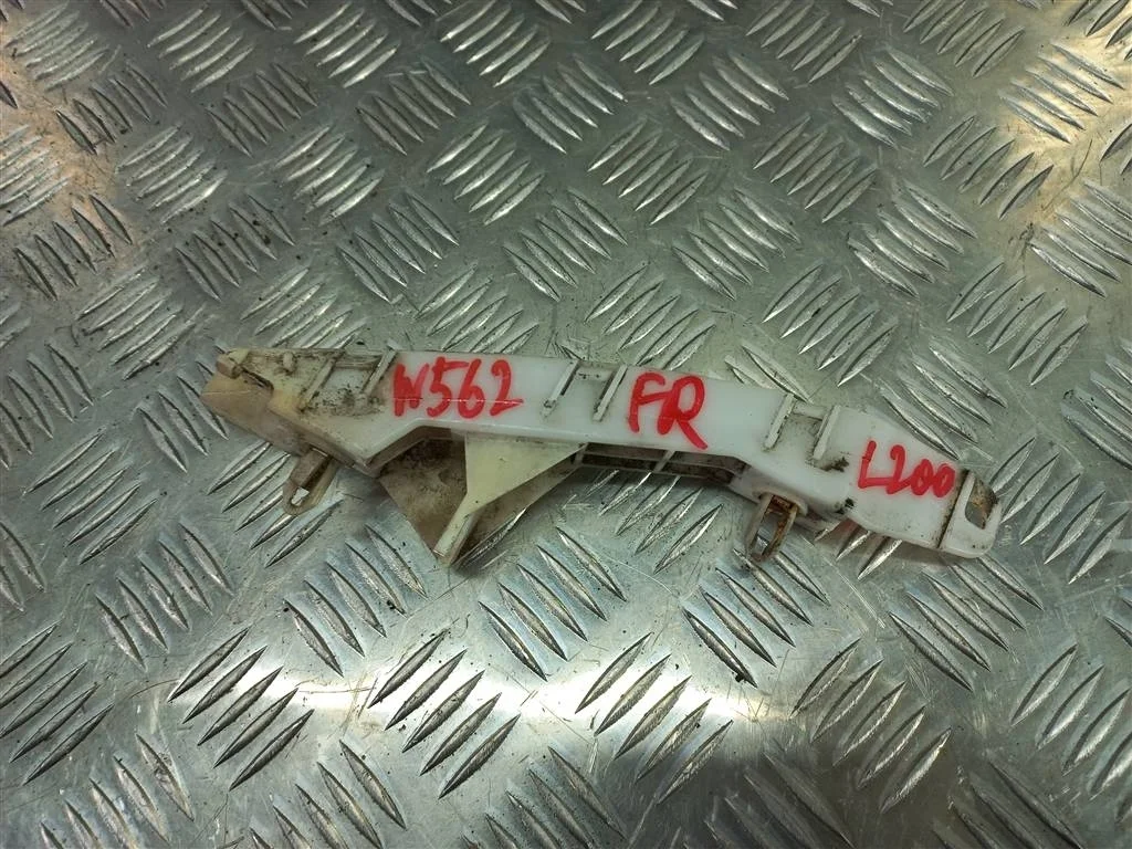 Кронштейн бампера передний MITSUBISHI L200 IV (20