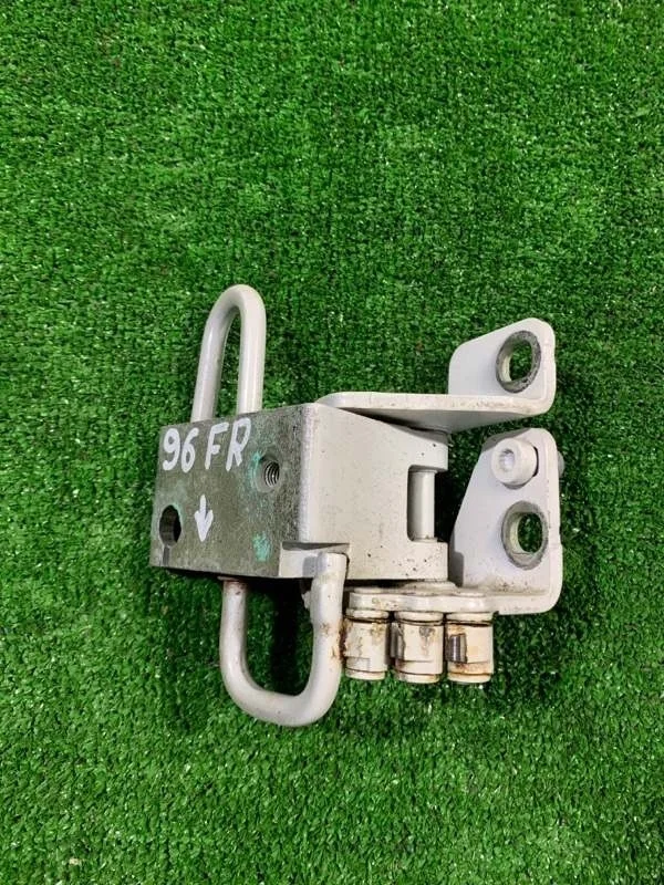 Петля двери передней правой нижняя volkswagen Golf 2009 1K0831412Q 6 CCZ