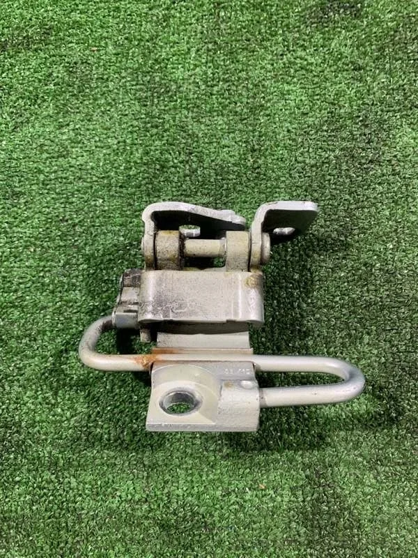 Петля двери передней правой нижняя volkswagen Golf 2010 1K0831412Q 6 CBZ