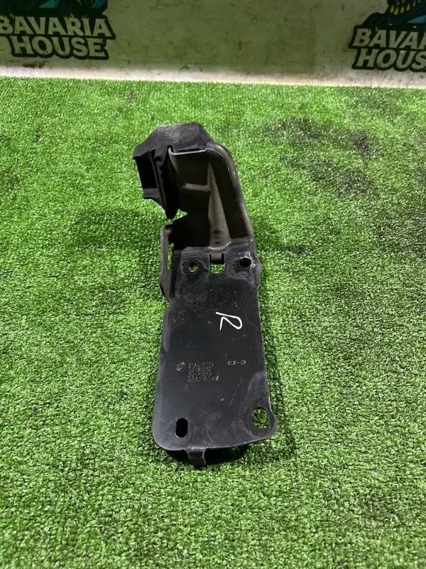 Кронштейн радиатора правый BMW 1 2006 51647117812 E87 N52B30AF