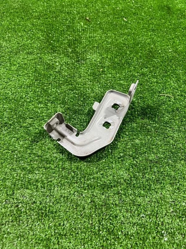 Кронштейн крыла BMW 3 2013 41358066940 F30 N47D20C, правый