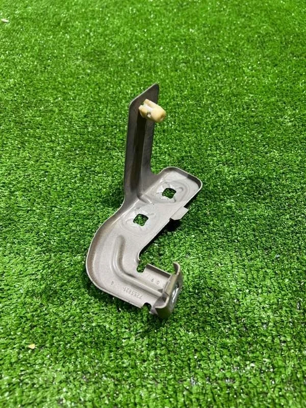 Кронштейн крыла BMW 3 2012 41358066939 F30 N20B20B, левый