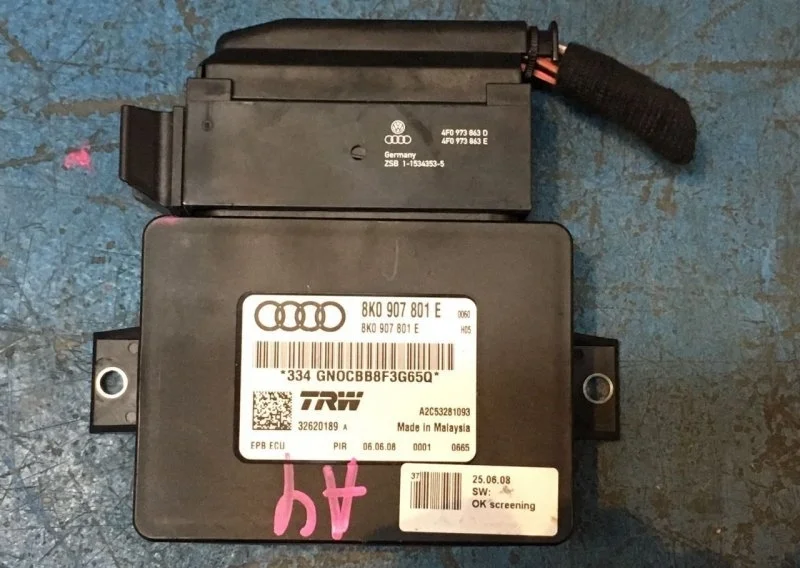 Блок управления ручником Audi A4 B8