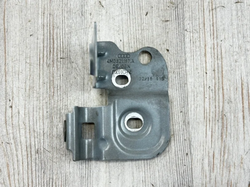 Кронштейн крыла Audi Q7 2015- 4M