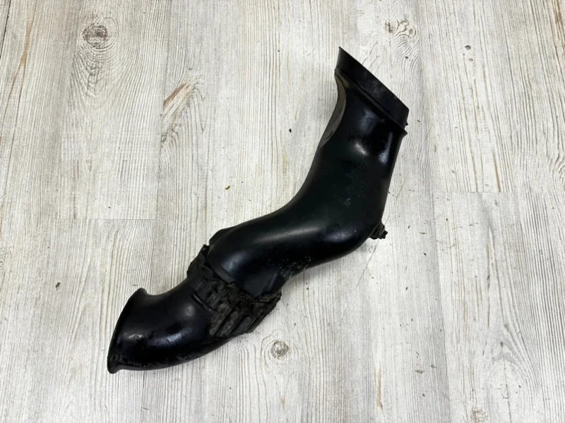 Воздушный трубопровод VW Touareg NF 2013 7P