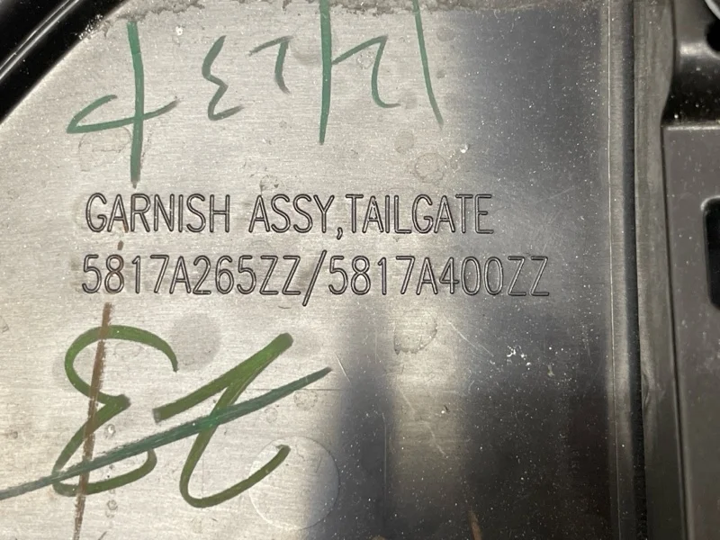 НАКЛАДКА КРЫШКИ БАГАЖНИКА MITSUBISHI OUTLANDER 3 2015 2016 2017 2018 2019 2020 2021 2022 5817A265XA GF, задняя