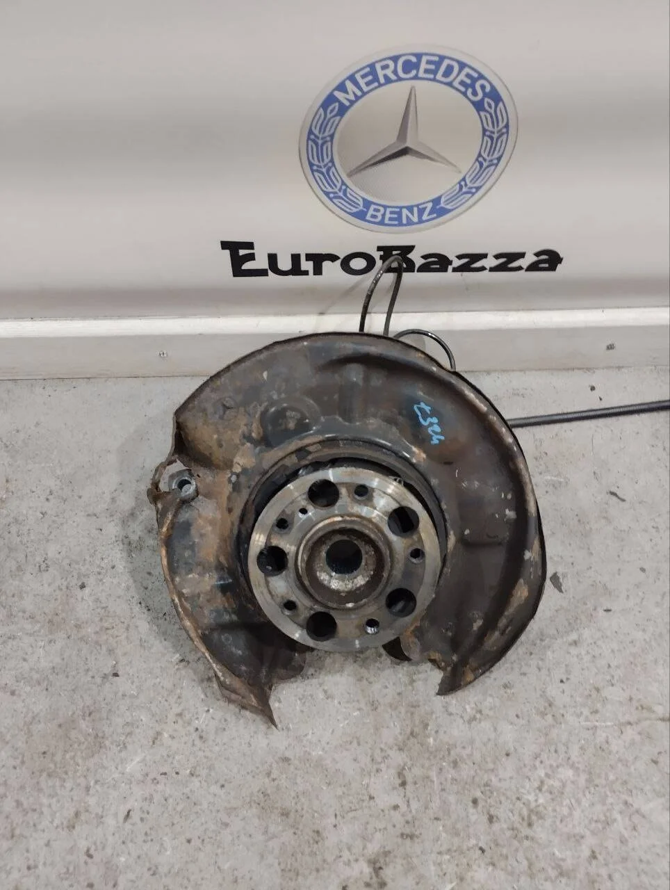 Кулак задний левый Mercedes W203