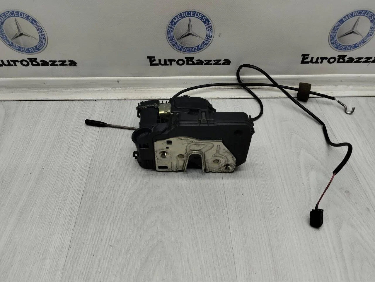 Замок двери передней правой Mercedes W203