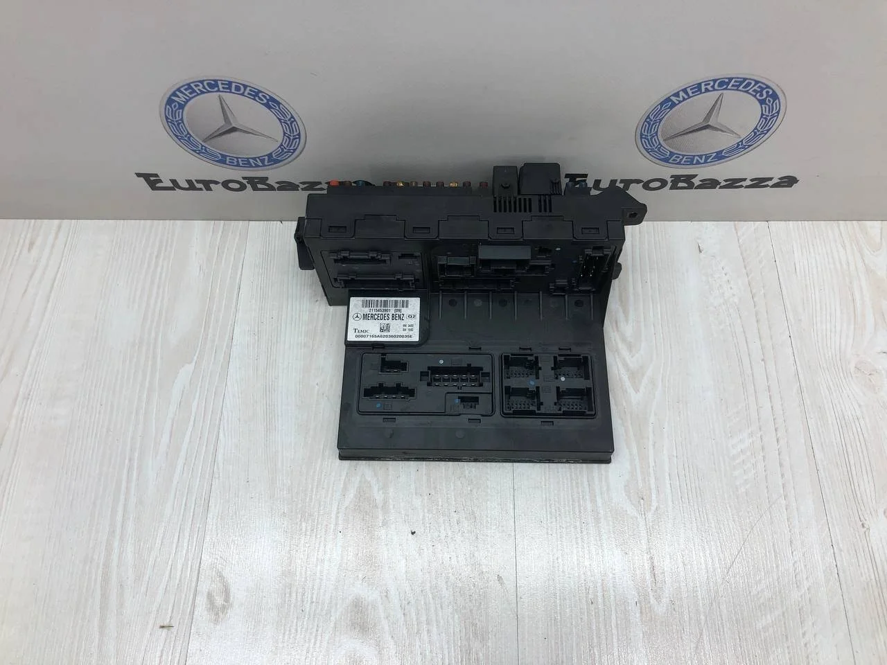 Блок предохранителей и реле спереди Mercedes W211
