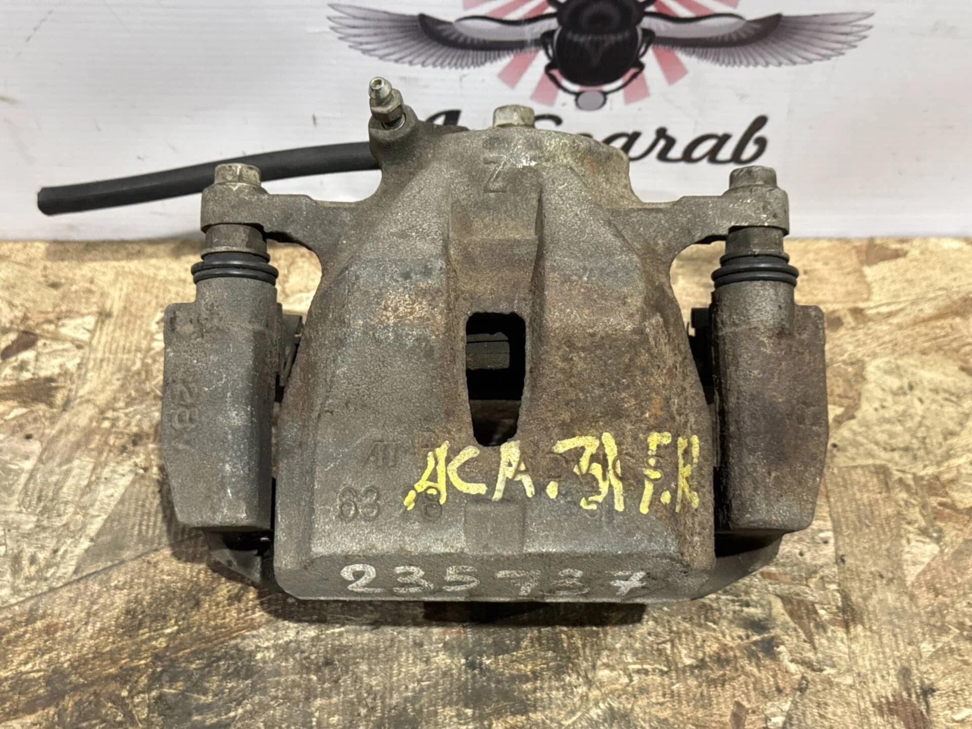 Суппорт передний правый Toyota RAV4 ACA30, ACA31