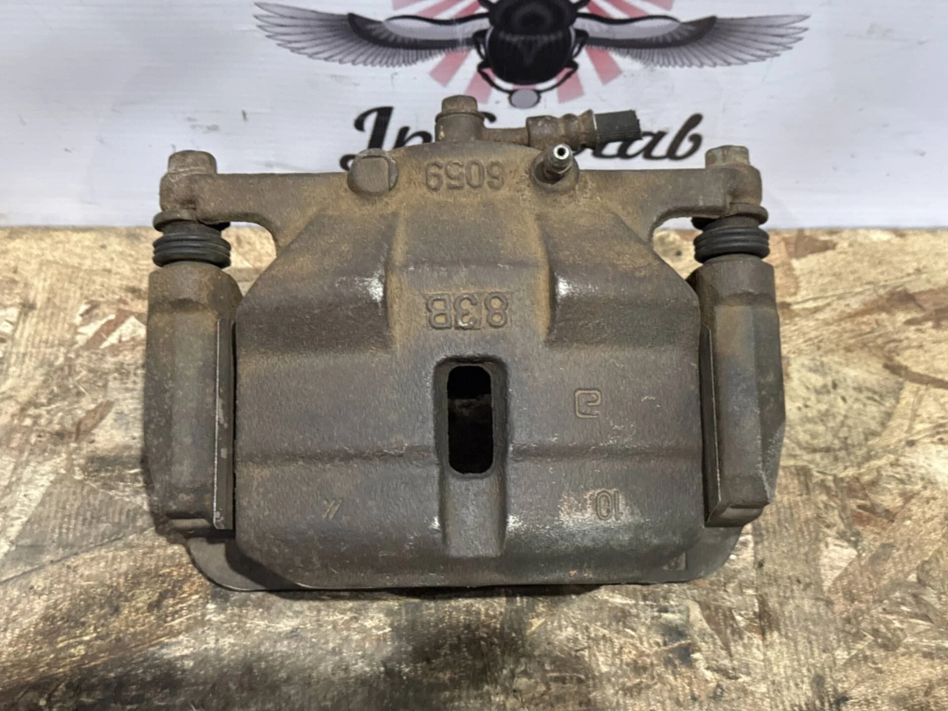 Суппорт передний левый Nissan Qashqai J10