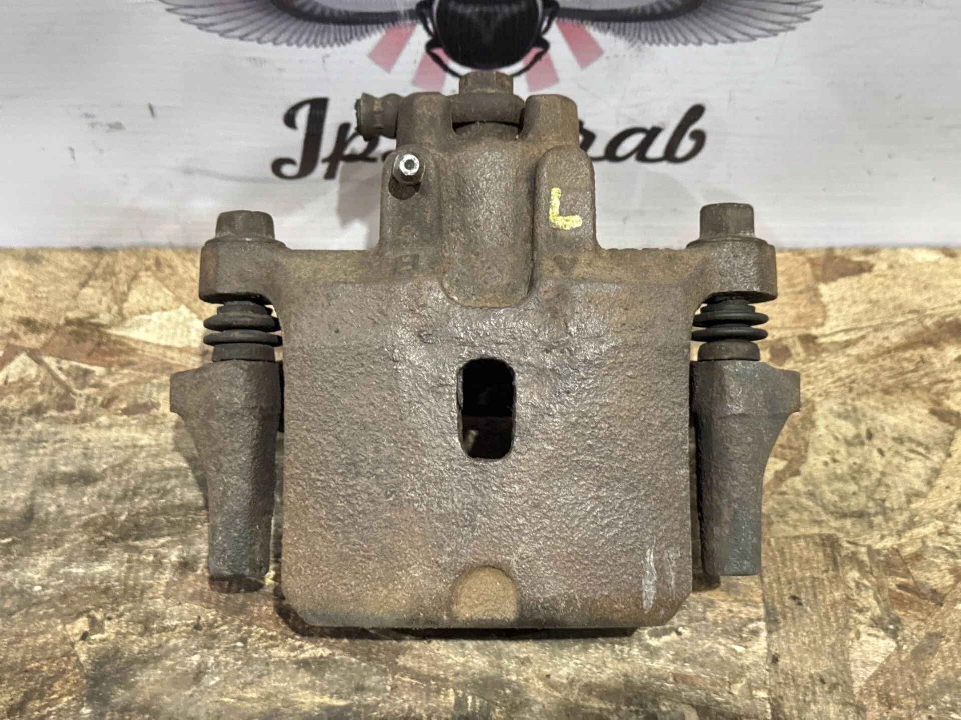 Суппорт задний левый Mitsubishi Pajero V75W