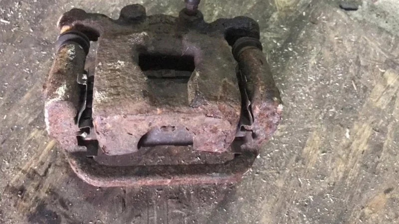 Суппорт задний правый Nissan Qashqai (J10) 2006-2013 2009 44001EM11A 1.5 D