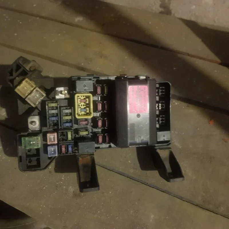 Блок предохранителей Mitsubishi Pajero Iii (1999-2006) 2005 MR587816 3.5 I 6G74