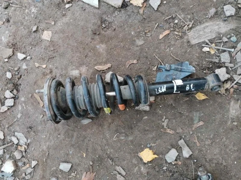 Амортизатор передний левый Mitsubishi L200 (2006-2015) 2010 MR992321