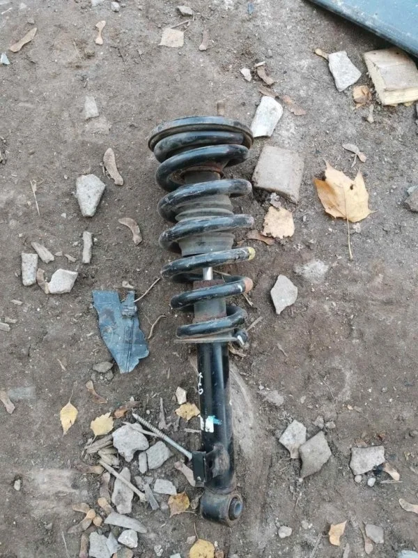 Амортизатор передний правый Mitsubishi L200 (2006-2015) 2010 MR992321