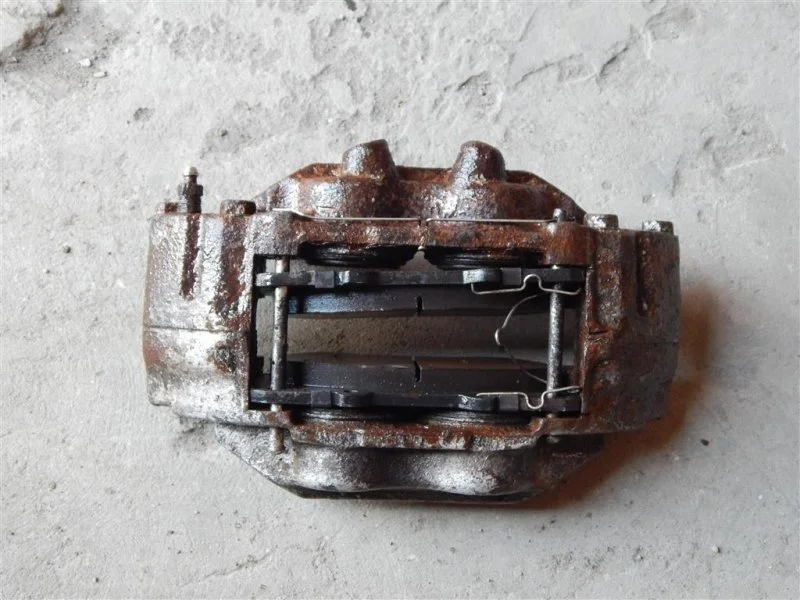 Суппорт передний левый Toyota Hilux (2005-2015) 2011 477500K180 2.5 D 2KDFTV