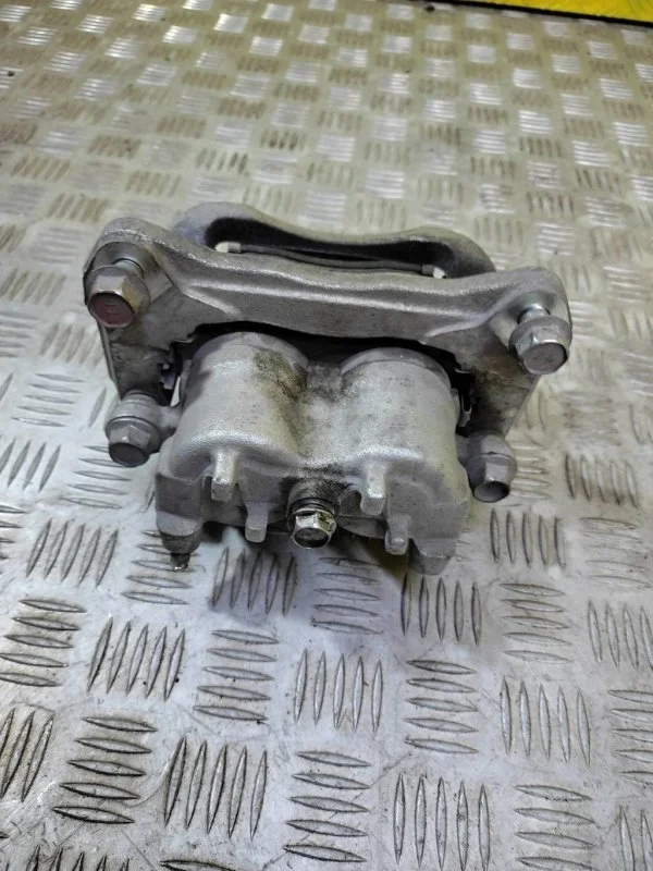 Суппорт передний левый Mitsubishi L200 (2015-2022) 2019 4605A201 2.4 D 4N15