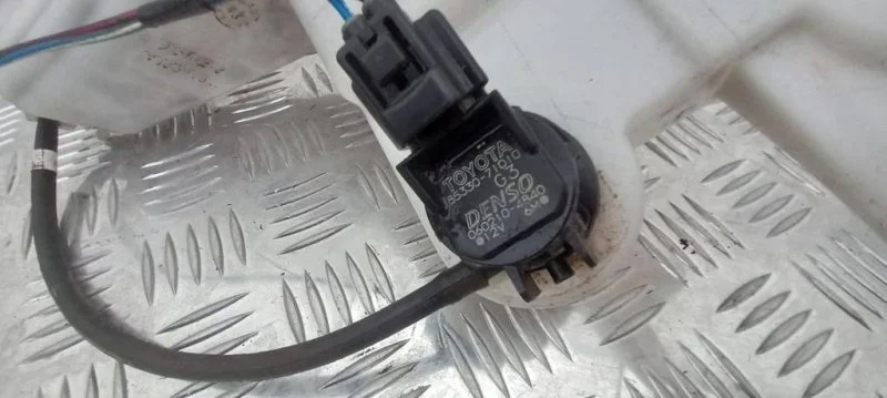 Насос (моторчик) омывателя стекла Toyota Hilux (2005-2015) 2010 8533071010 2.5 D 2KDFTV