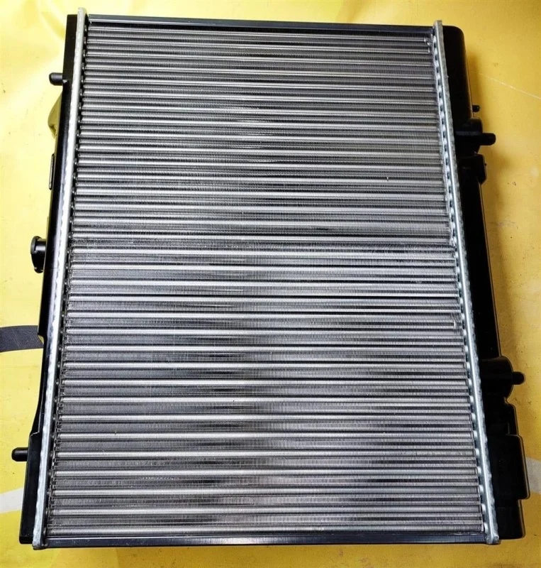 Радиатор охлаждения дополн. Mitsubishi L200 (1996-2006) 1996 MR281023