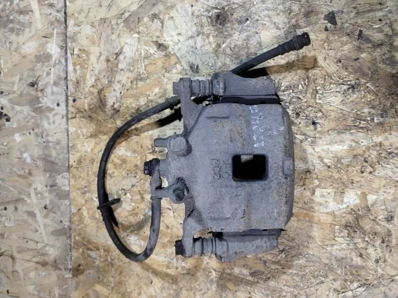 Суппорт передний левый Mitsubishi L200 (2006-2015) 2012 4605A201 ПИКАП 2.5 D 4D56