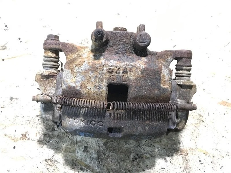 Суппорт передний левый Mitsubishi Pajero Sport Ii (2008-2017) 2012 4605A201 ВНЕДОРОЖНИК 2.5 D 4D56