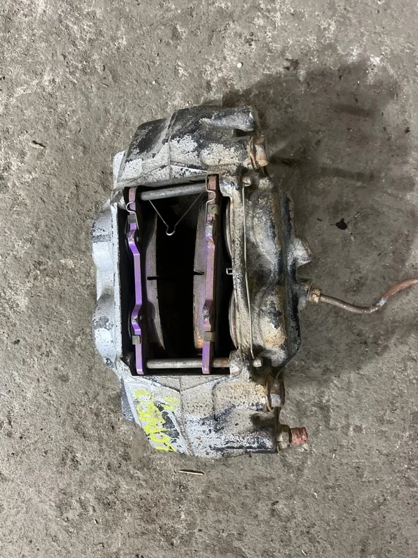 Суппорт передний правый Toyota Land Cruiser Prado 150 (2009-2023) 2010 4773060300 4.0 I 1GRFE