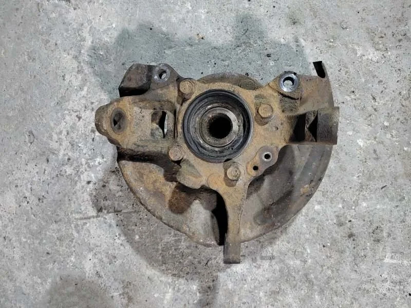 Кулак поворотный левый Mitsubishi L200 (2006-2015) 2010 MR992377 ПИКАП 2.5 D 4D56