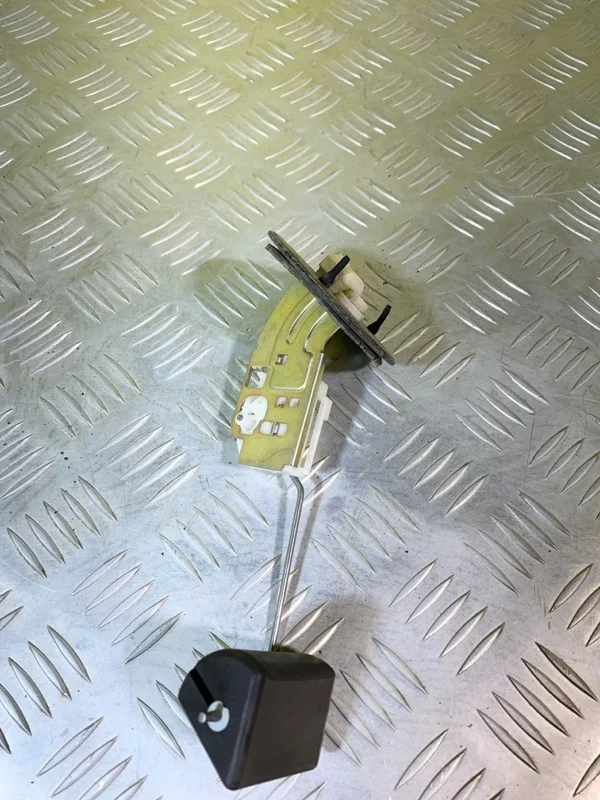Датчик уровня топлива Toyota Rav 4 (Xa30) (2005-2014) 2006 8332049205 2.0 I 1AZFE
