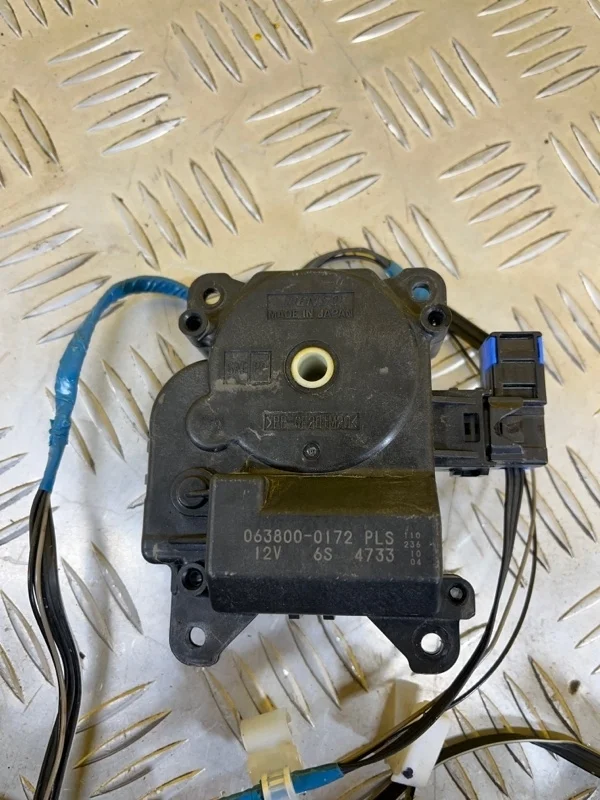 Моторчик заслонки печки Toyota Land Cruiser Prado 150 (2009-2023) 2016 0638000172 2.8 D 1GDFTV