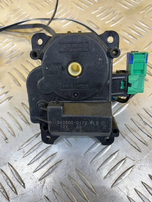 Моторчик заслонки печки Toyota Land Cruiser Prado 150 (2009-2023) 2016 0638000172 2.8 D 1GDFTV