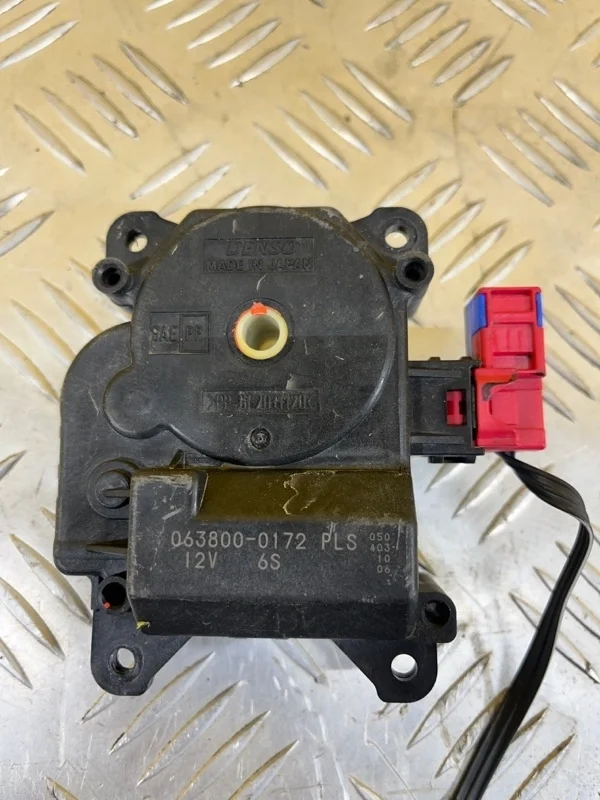Моторчик заслонки печки Toyota Land Cruiser Prado 150 (2009-2023) 2016 0638000172 2.8 D 1GDFTV