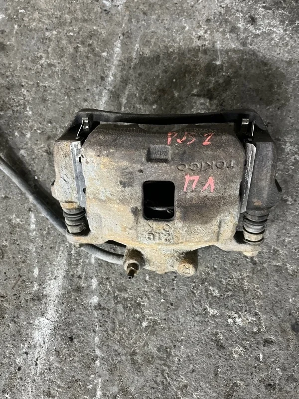 Суппорт передний левый Mitsubishi Pajero Sport Ii (2008-2017) 2012 4605A201 ВНЕДОРОЖНИК 2.5 D 4D56