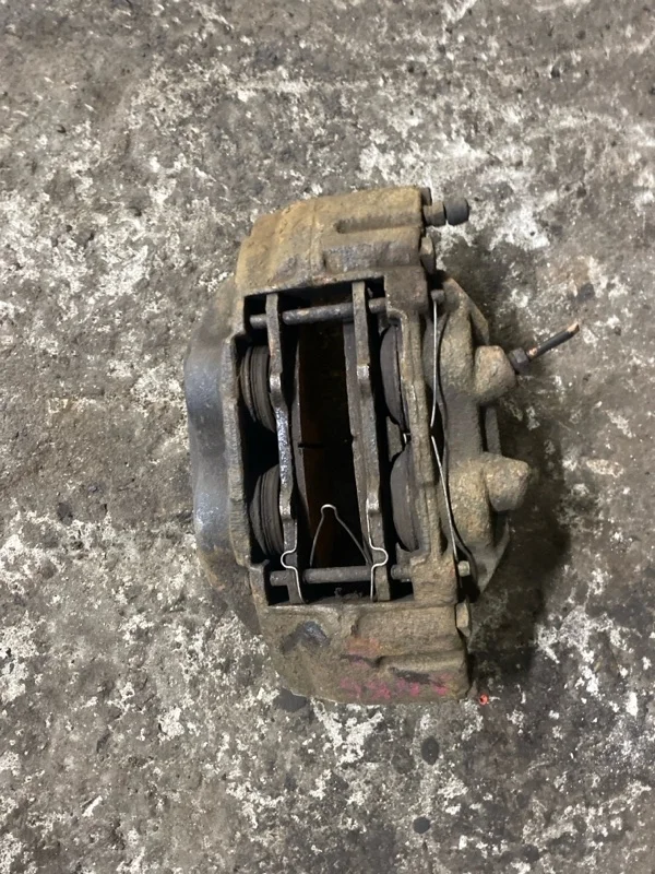 Суппорт передний левый Toyota Hilux (2005-2015) 2011 477500K180 ПИКАП 2.5 D 2KDFTV