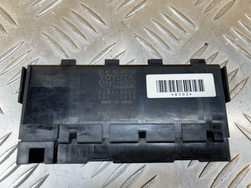 Блок реле Toyota Land Cruiser 200 (2008-2021) 2008 8264147020 ВНЕДОРОЖНИК 4.5 D 1VDFTV