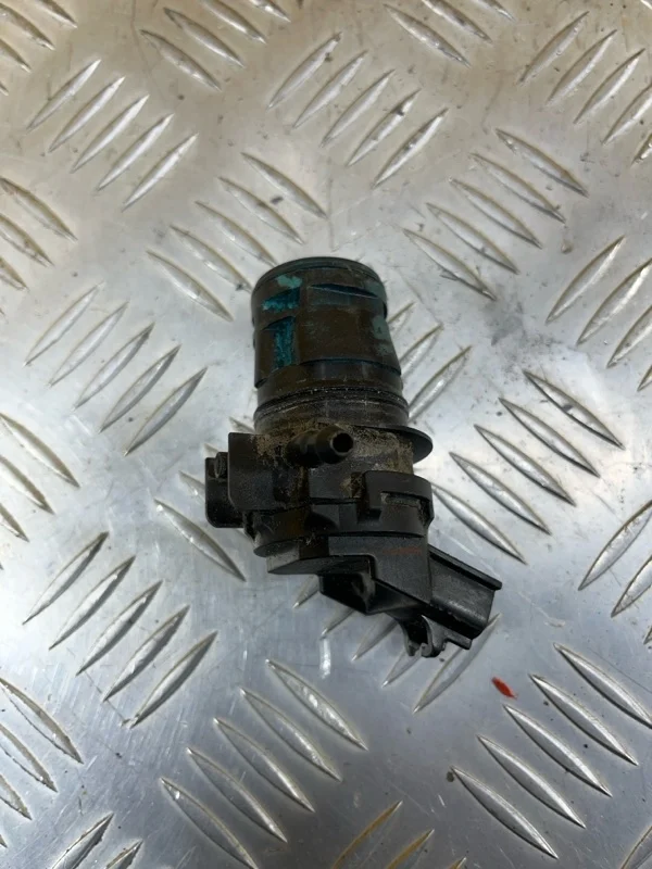 Насос омывателя фар Toyota Hilux (2005-2015) 2013 8533071010 ПИКАП 2.5 D 2KDFTV