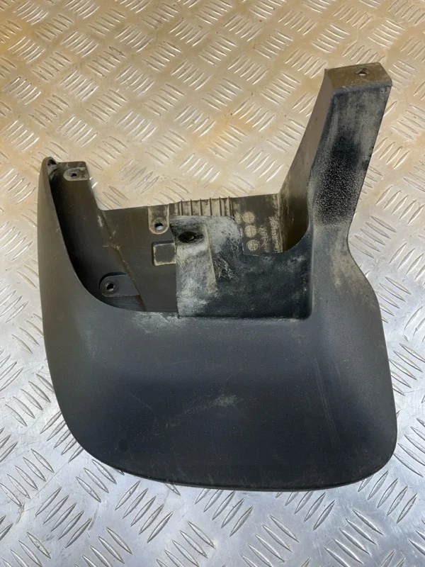 Брызговик передний левый Mitsubishi L200 (2006-2015) 2012 5370B203 2.5 D 4D56