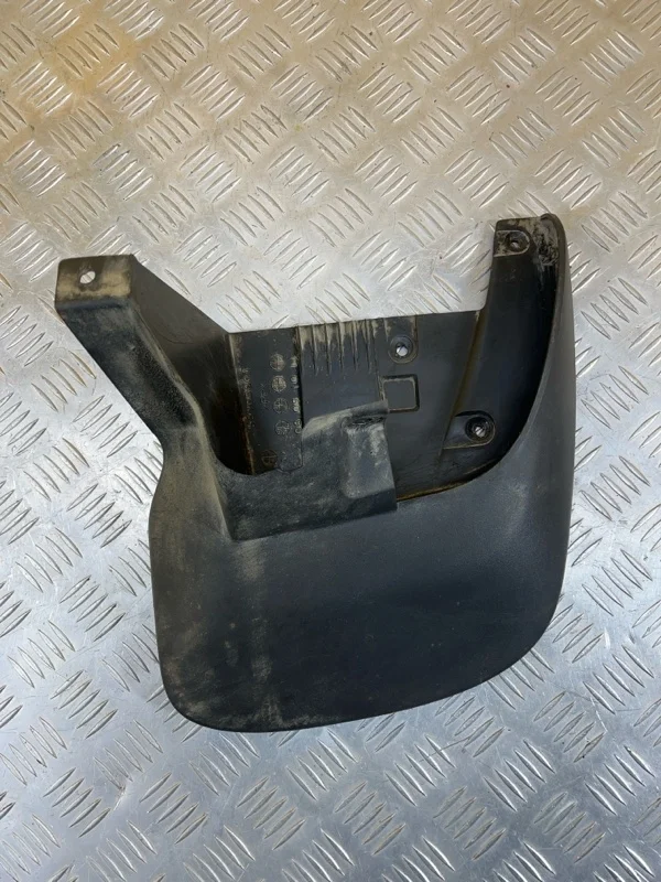 Брызговик передний правый Mitsubishi L200 (2006-2015) 2012 5370B204 2.5 D 4D56