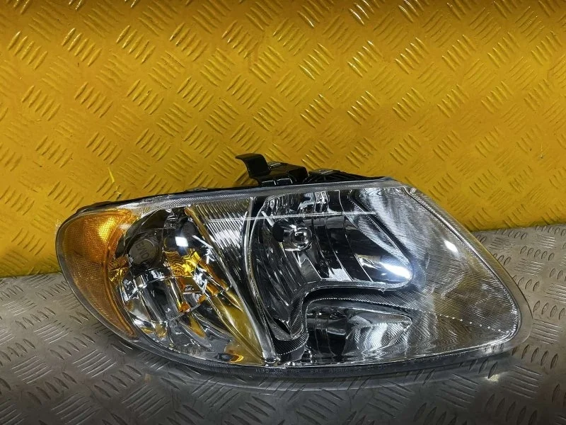 Фара правая Chrysler Voyager Iv (2000-2007) 2004 04857700AB