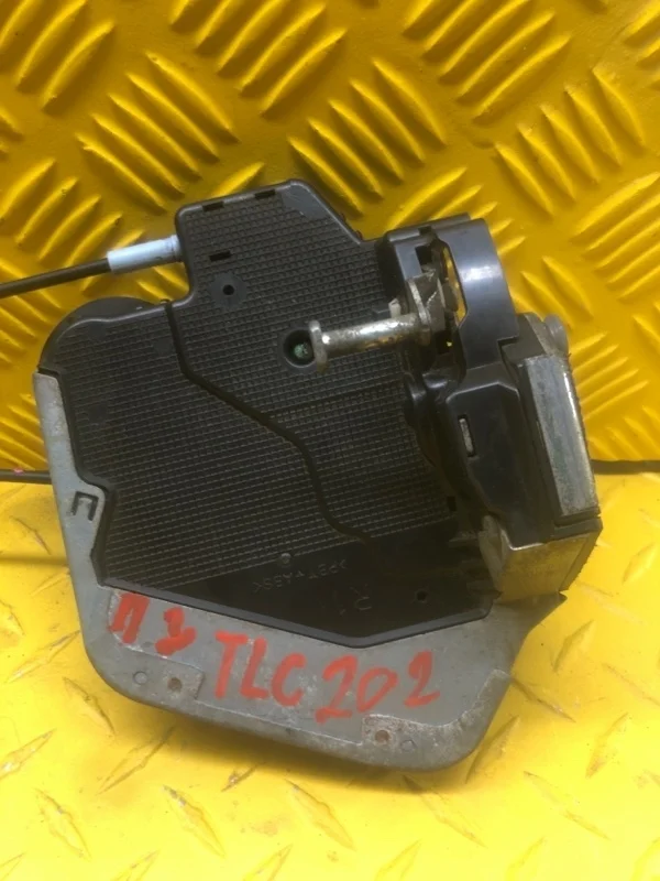 Замок двери задней правой Toyota Land Cruiser 200 (2008-2021) 2008 6905060110 ВНЕДОРОЖНИК 4.5 D 1VDFTV