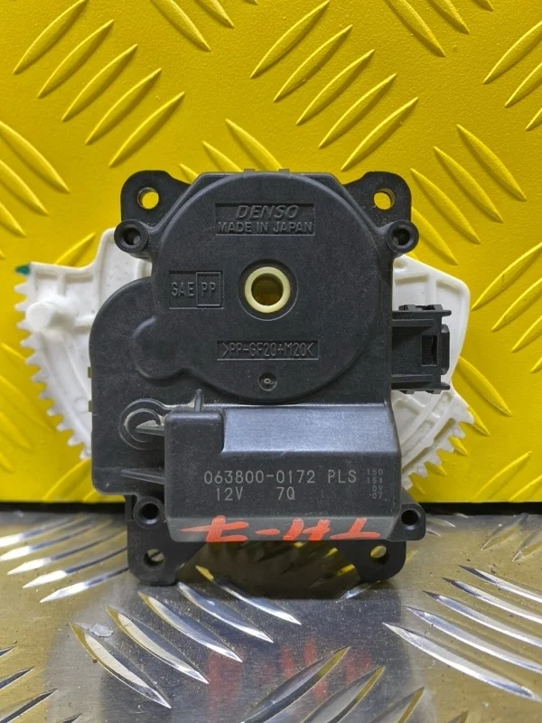 Моторчик заслонки печки Toyota Hilux (2005-2015) 2014 0638000172 ПИКАП 2.5 D 2KDFTV