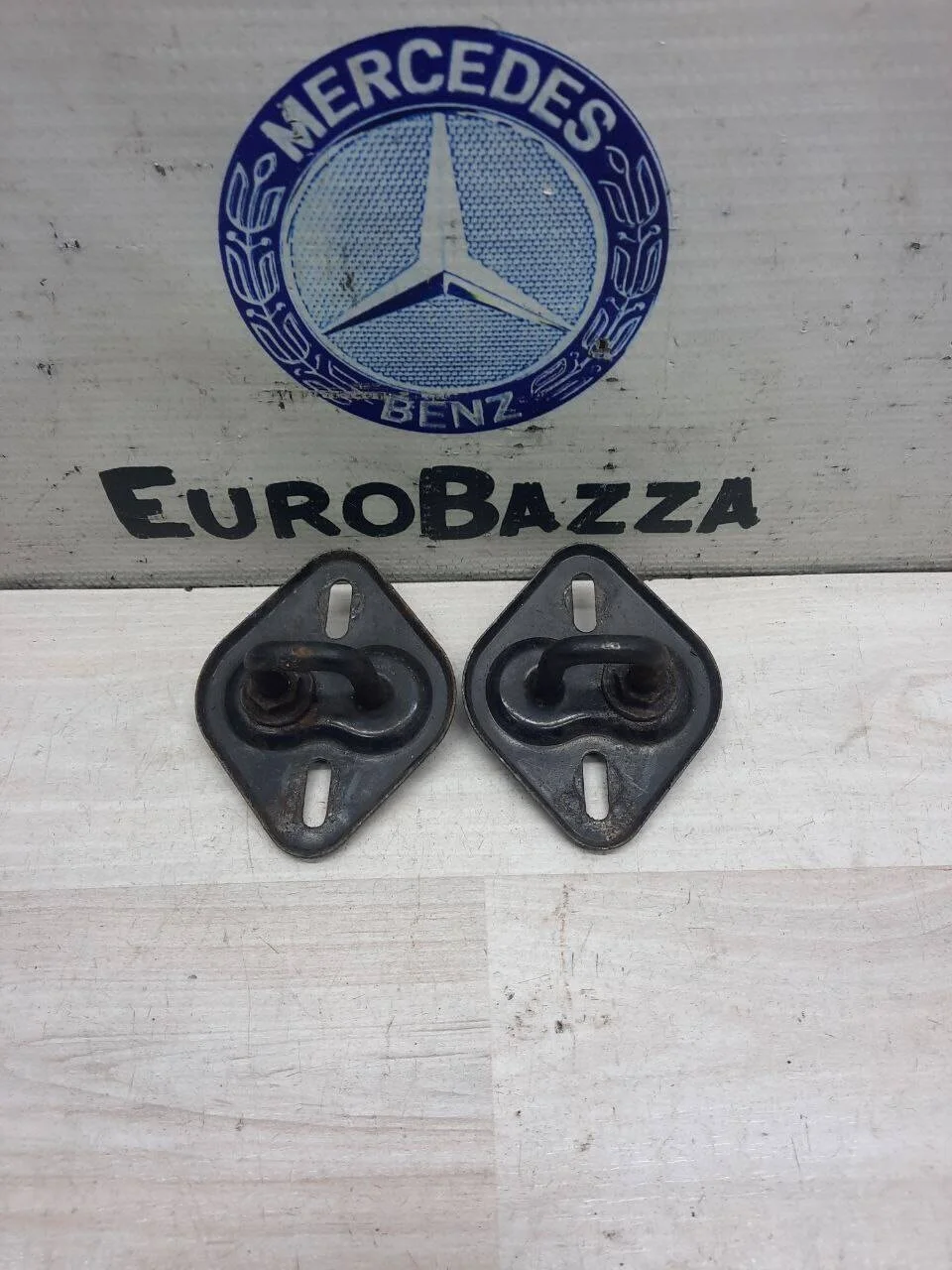 Замок капота Mercedes W204