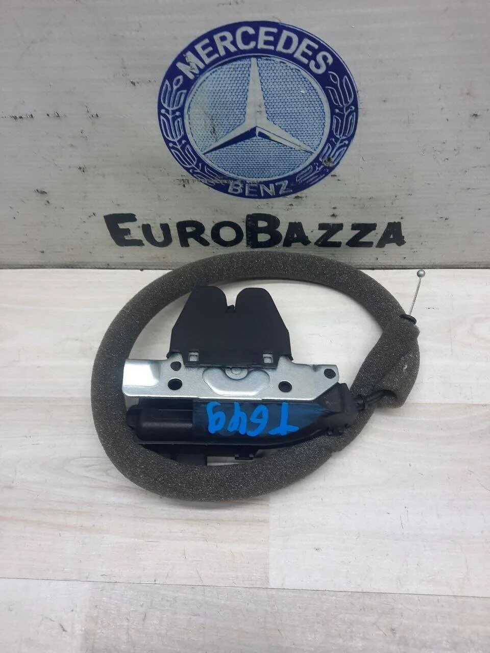 Замок крышки багажника Mercedes W204