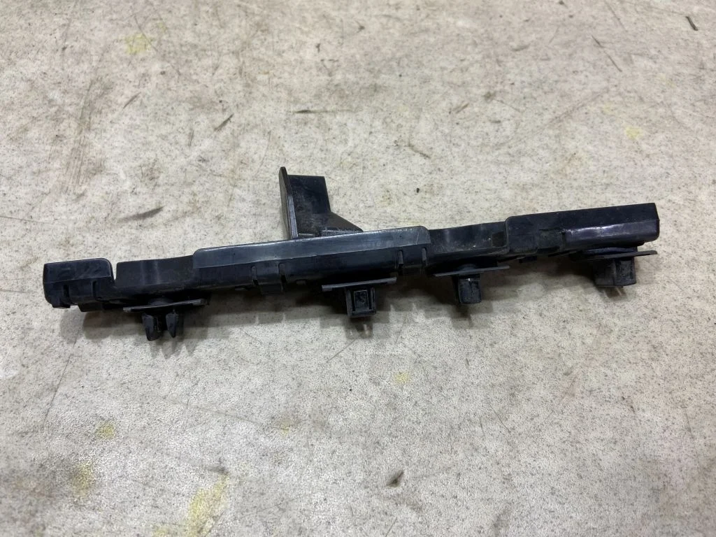 Кронштейн крыла правый Nissan Qashqai J11