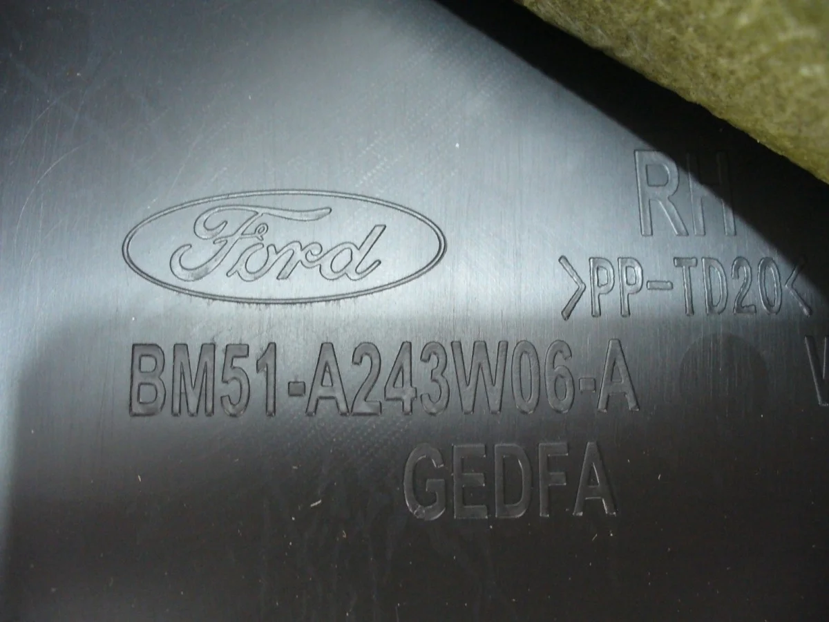 Обшивка стойки центральная Ford Focus 2015 CB8