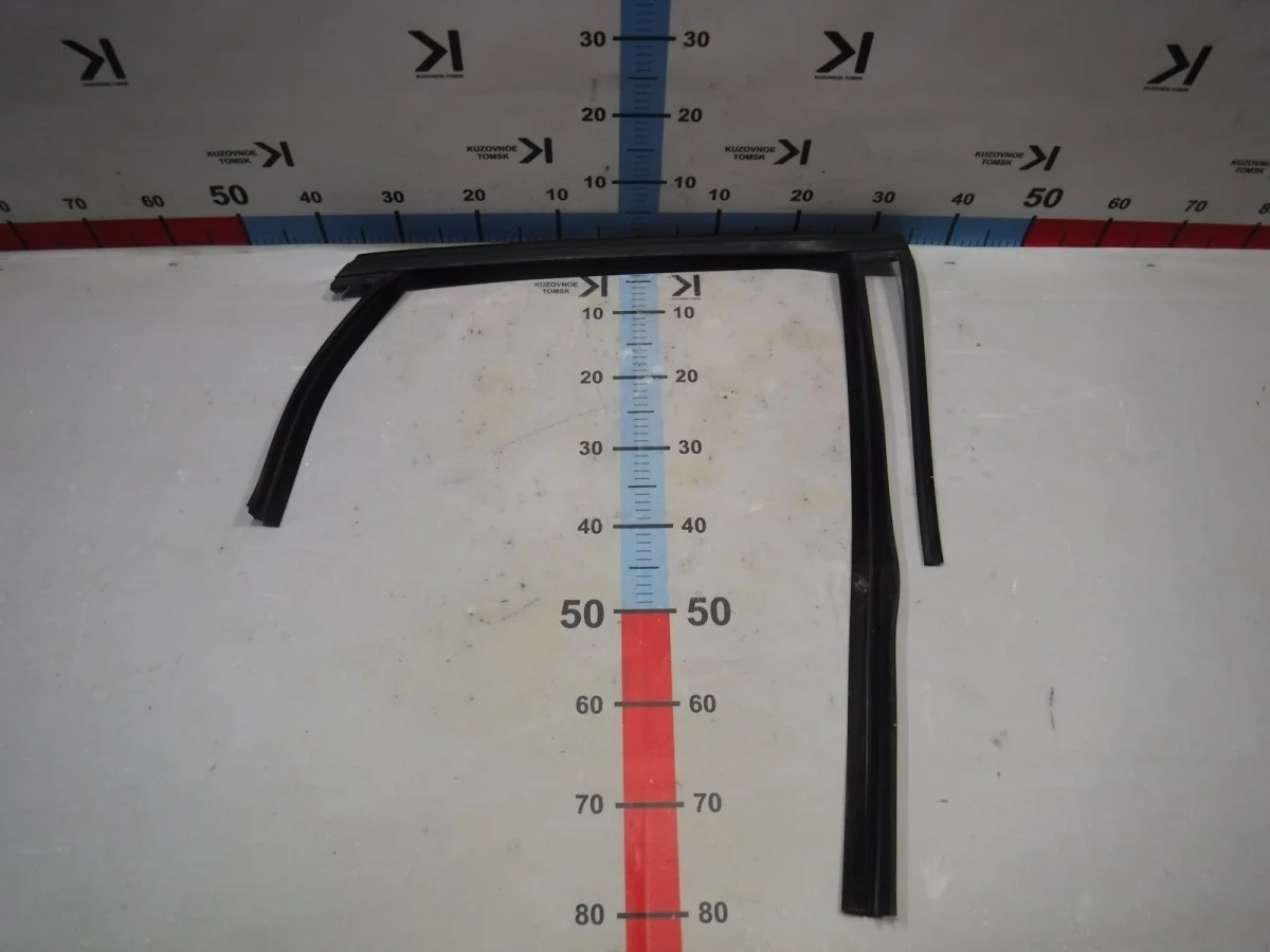 Уплотнитель стекла двери (внутренний) Ford Focus 2011 CB8